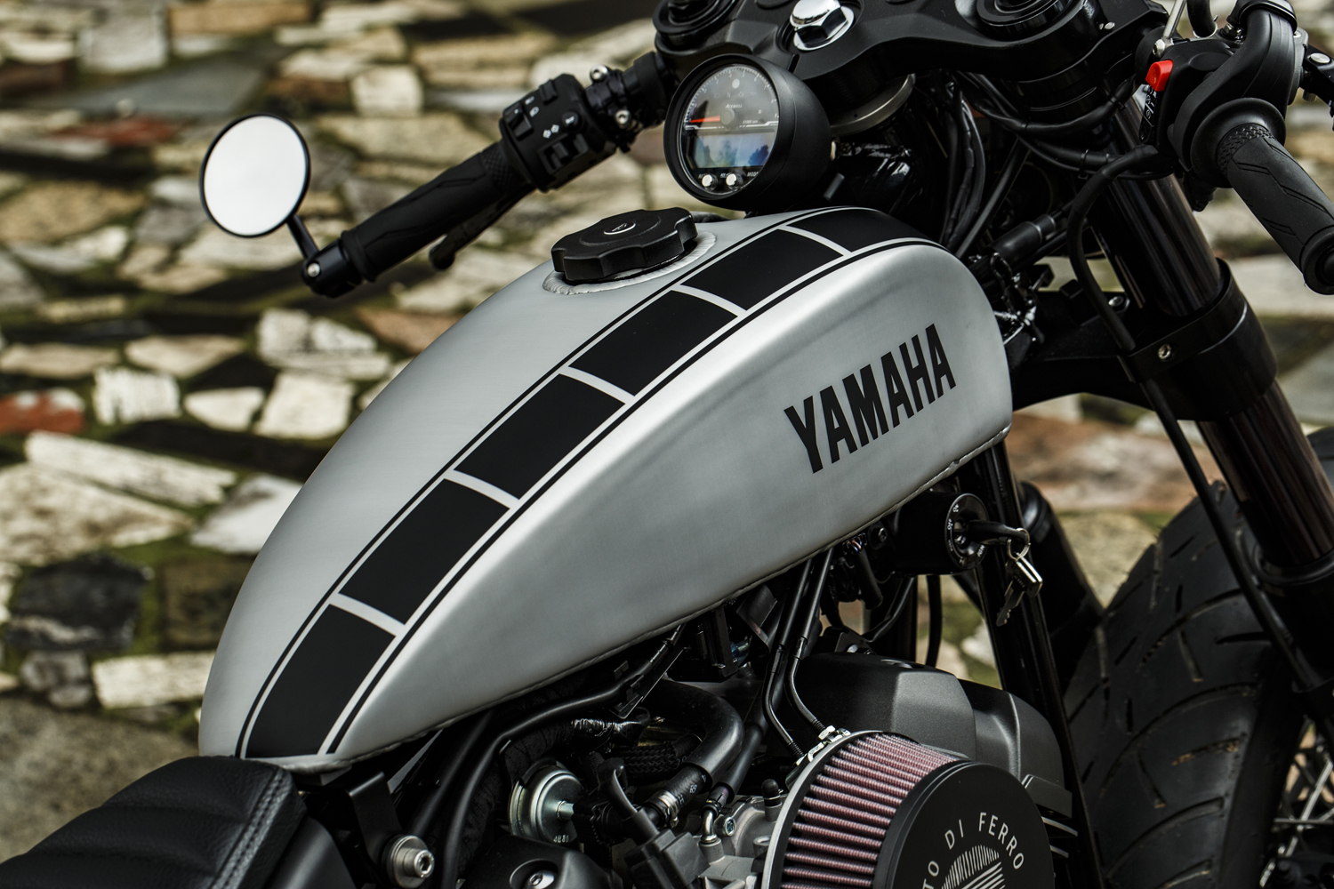 2016_YAM_XV950MOTODIFERRO_EU_CUSTOM_DET_003.jpg