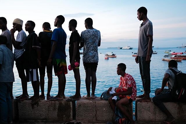 My last holiday ... #Zanzibar #stonetown as we anxiously wait for someone to throw themselves off at the #forodhani #gardens. #tanzania #zanzibar #africa #teens #bohs #diving #jump #artbymaheen #fujix #people #ocean #sea