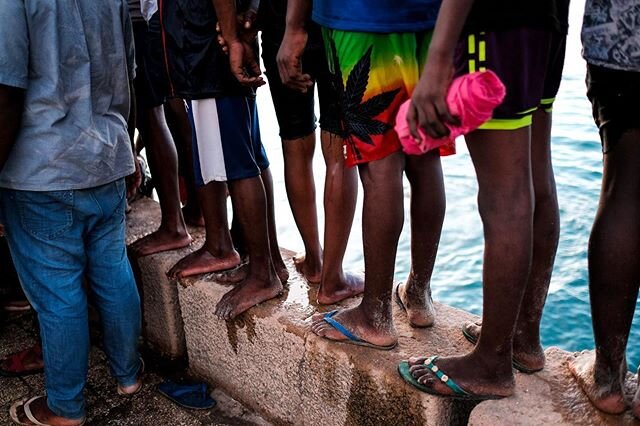 Spectators - knee to knee ... #Zanzibar #stonetown as we anxiously wait for someone to throw themselves off at the #forodhani #gardens. #tanzania #zanzibar #africa #teens #bohs #diving #jump #artbymaheen #fujix #people #ocean #sea