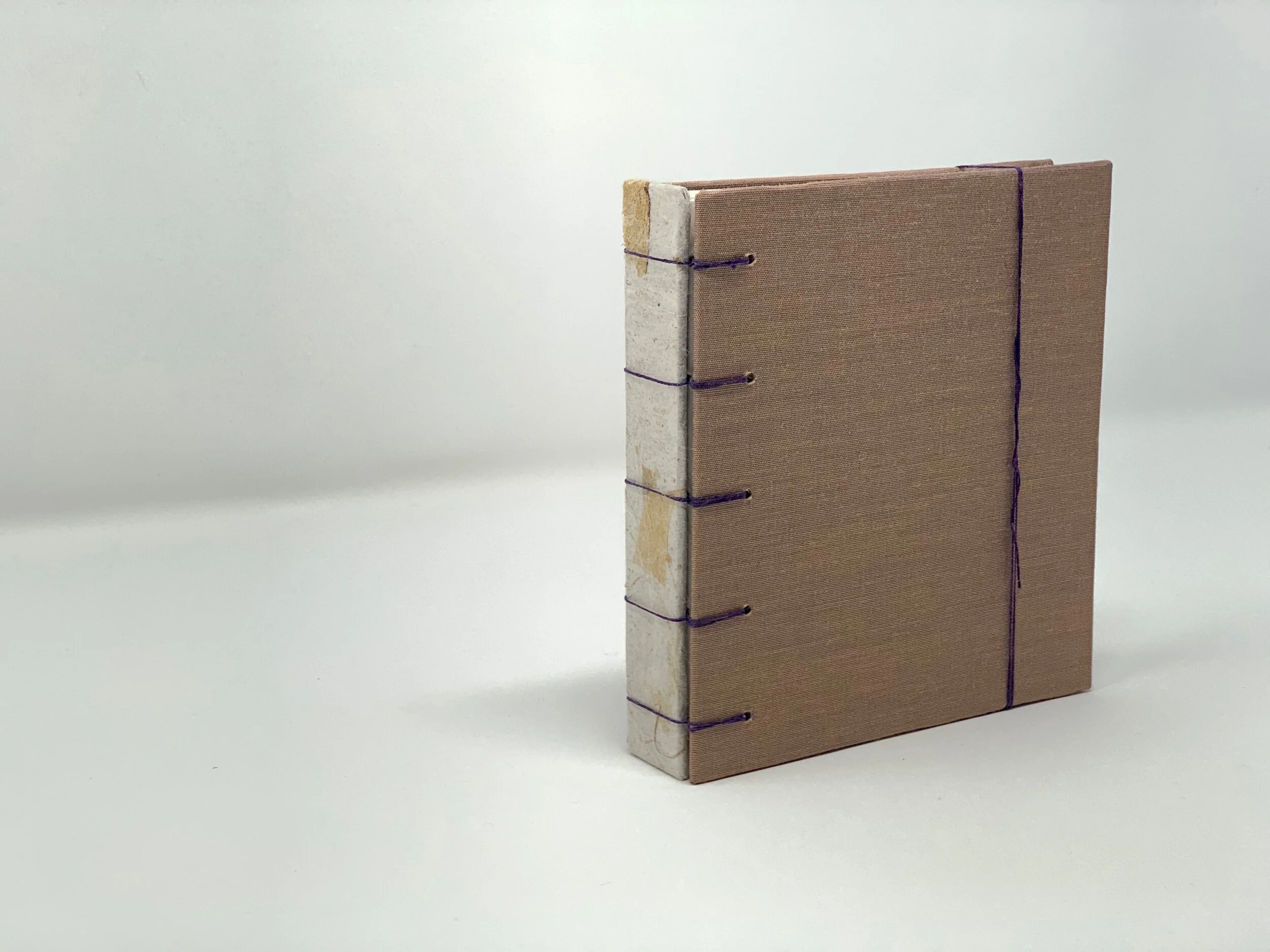 musk belgian binding with pressed spine3.jpeg