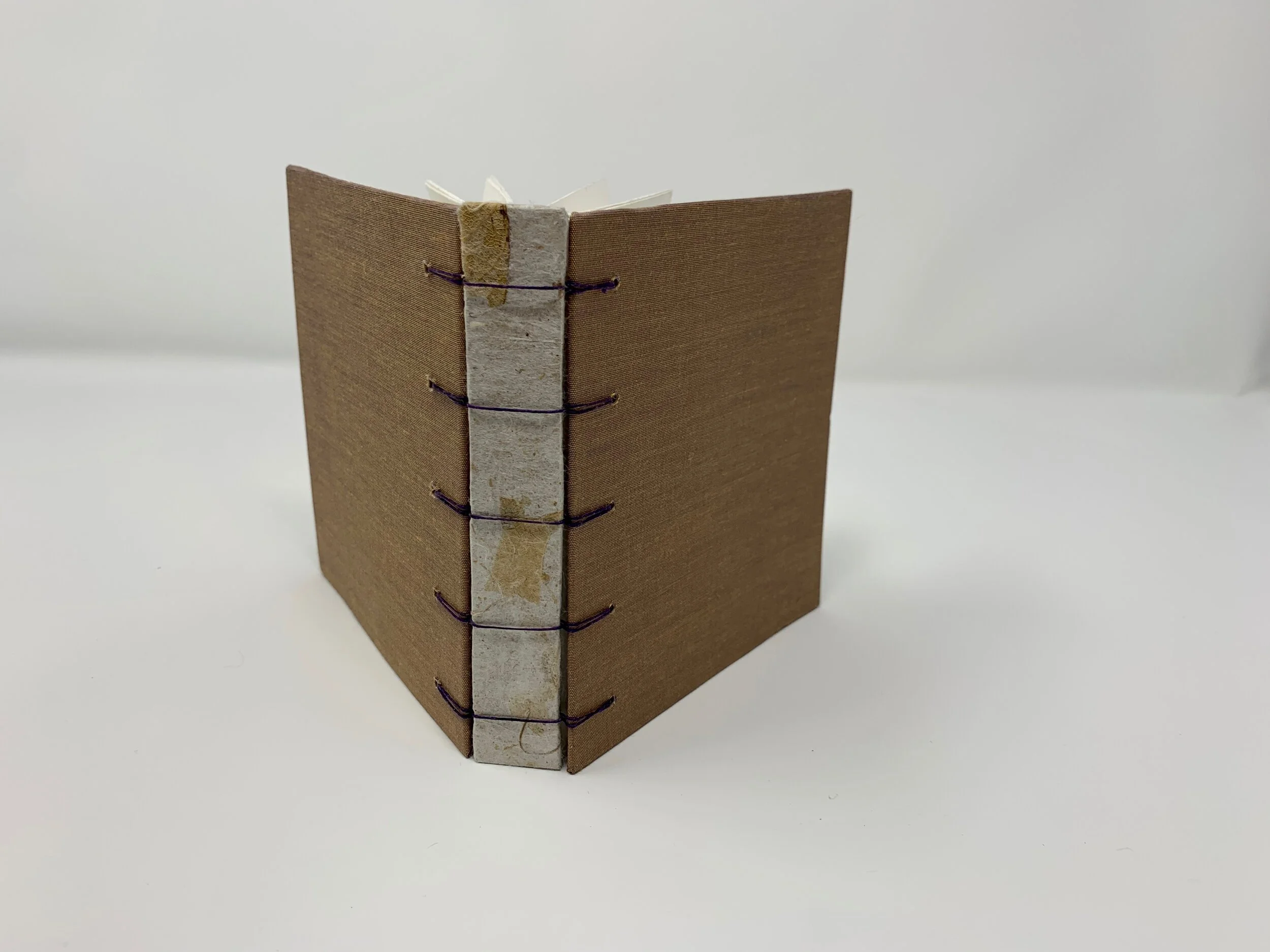 musk belgian binding with pressed spine10.jpeg