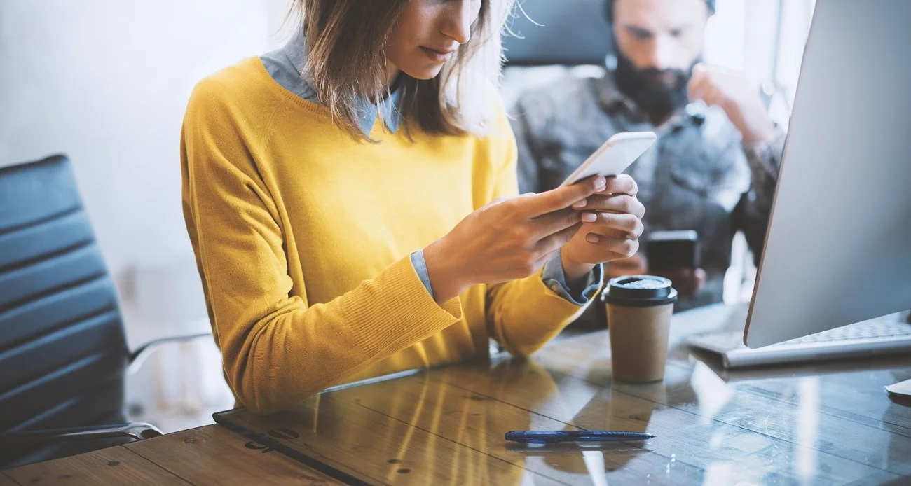 shutterstock_499949209_Frau-gelber-Pulli-Smartphone_small_B.jpg