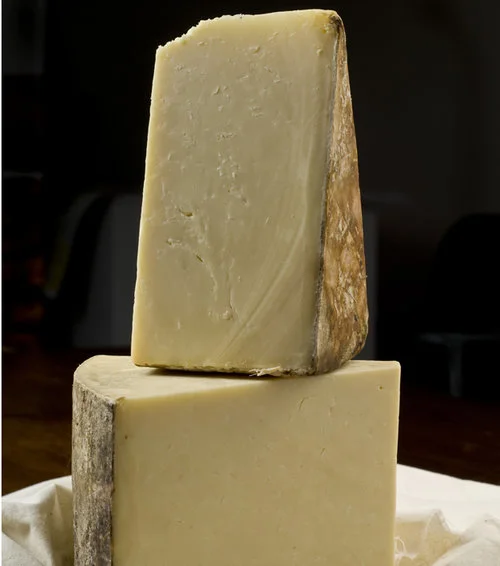 maturing+room+english+cloth+aged+cheddar.jpg