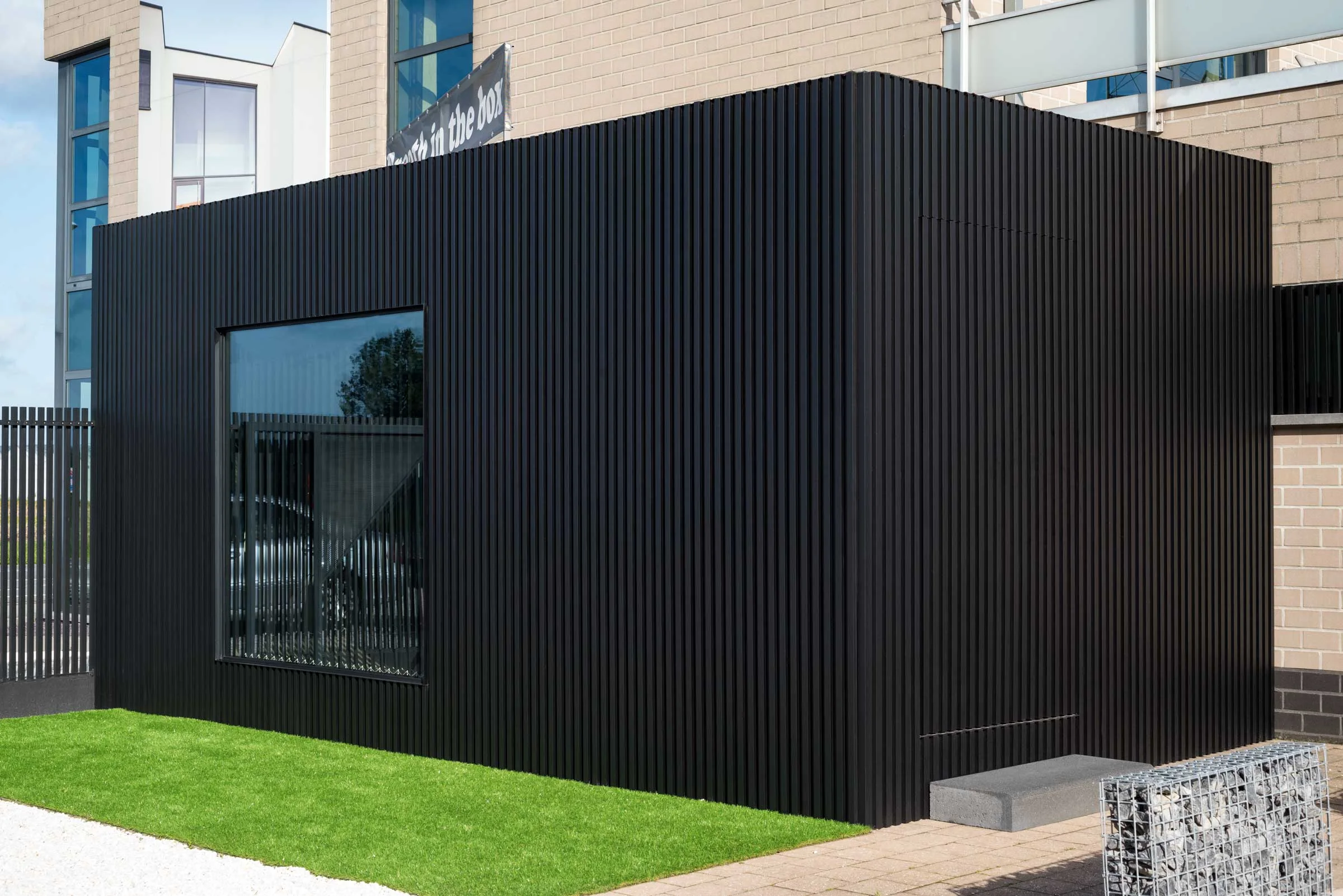 Perfect afgewerkte aluminium toonzaal