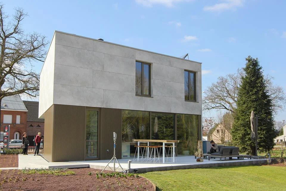Een prefab betonwoning in combinatie met mato gevelbekleding