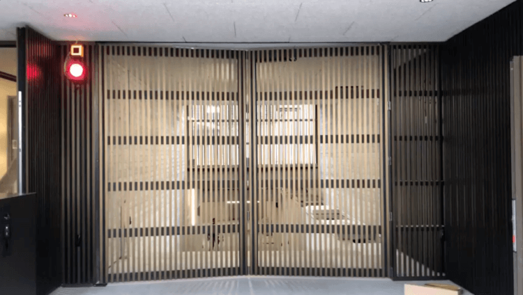 Automatische garagepoort in innovatief jasje
