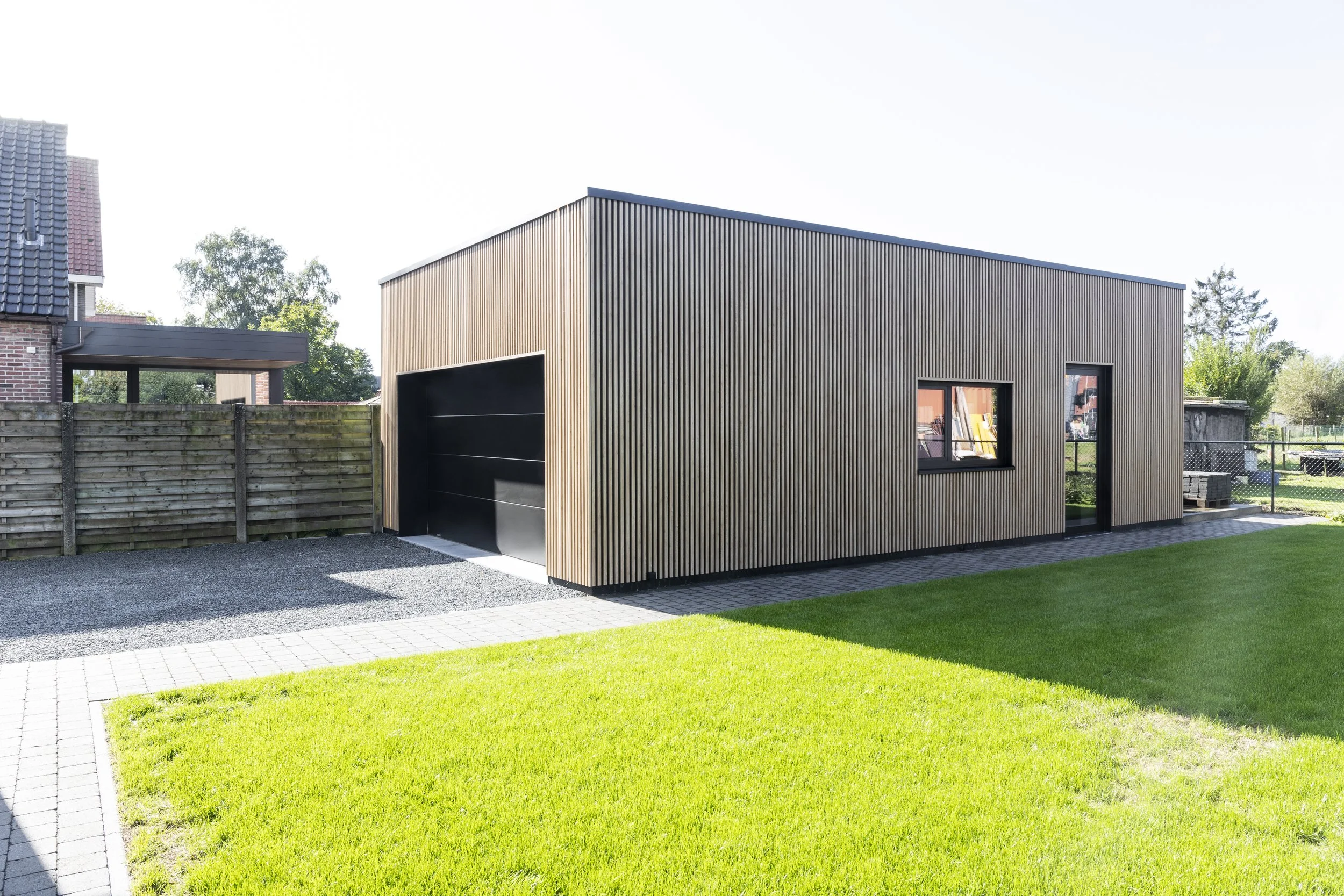 Houtlook gevelbekleding met de voordelen van aluminium voor deze garage