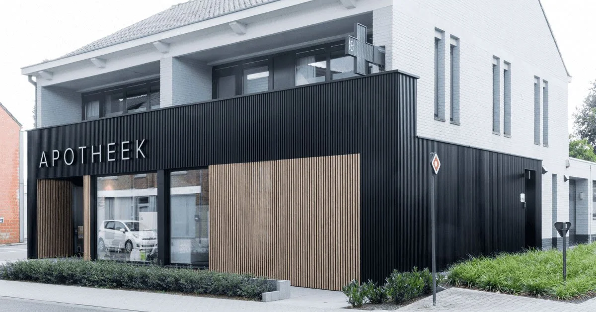 Houtlook gevelbekleding voor deze apotheek in Hechtel Eksel