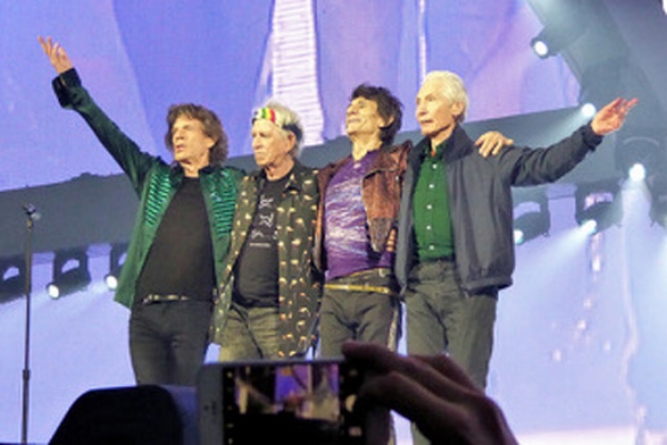 Final Bow Amsterdam Conceret, September 2017. Photo©Dave Hogan