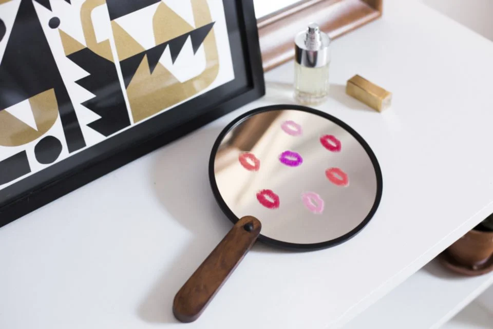 lips-hand-mirror.jpg