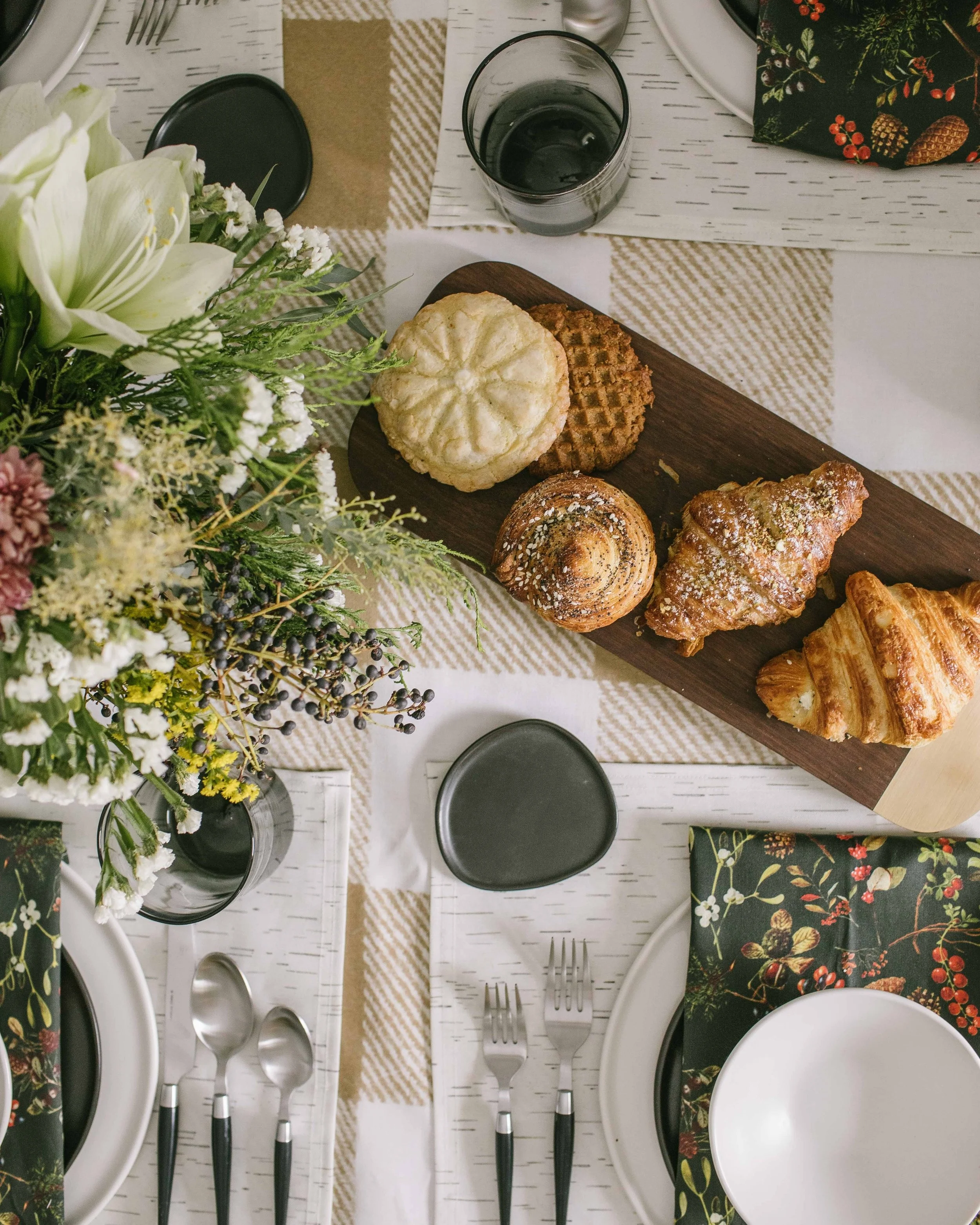 Setting a Modern Holiday Table 