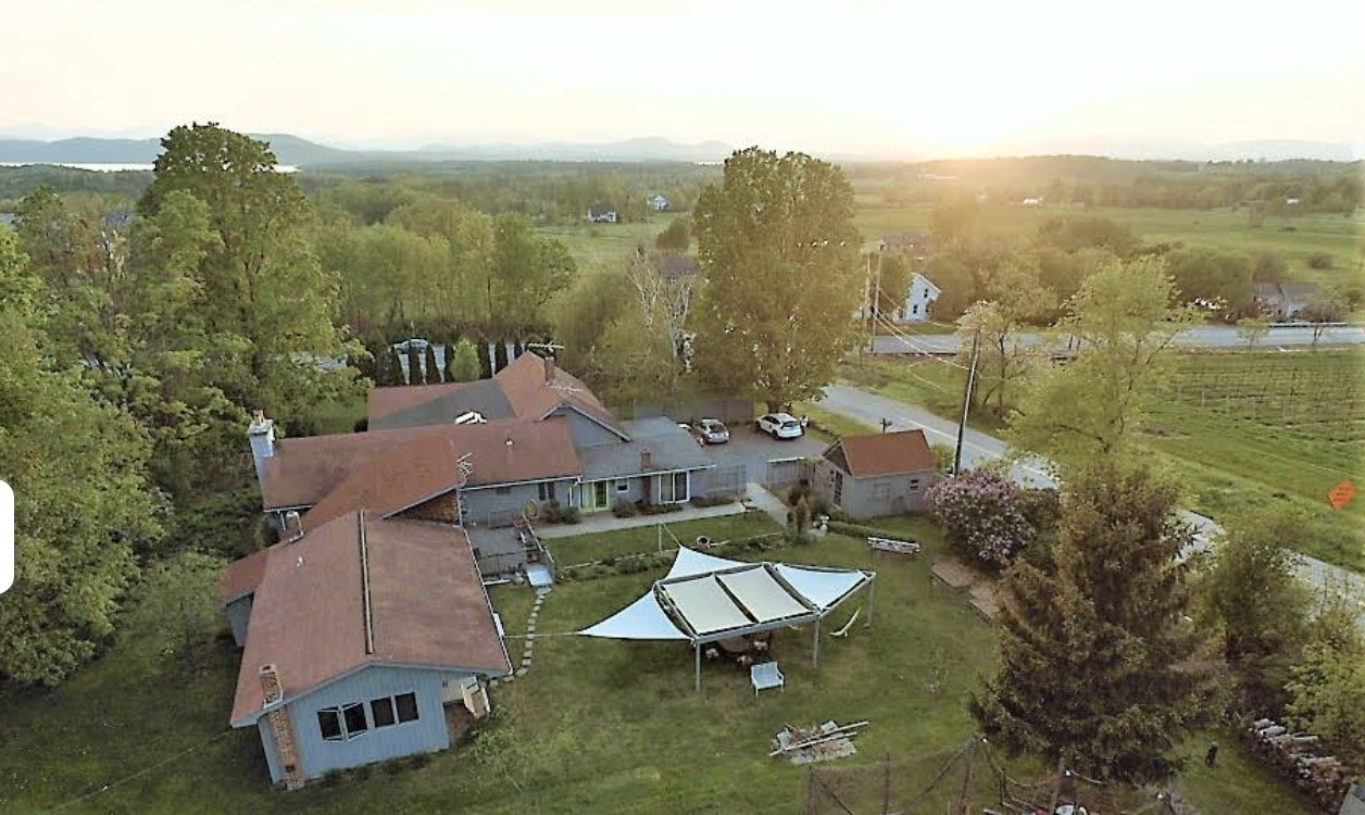 Charming bed & breakfast spacious private rooms featuring kitchens, Wi‑Fi, TV, and AC. Guests enjoy garden courtyard, hammocks, fire pit, outdoor grill, picnic areas, and easy access to hiking, biking, Lake Champlain, and local attractions.
