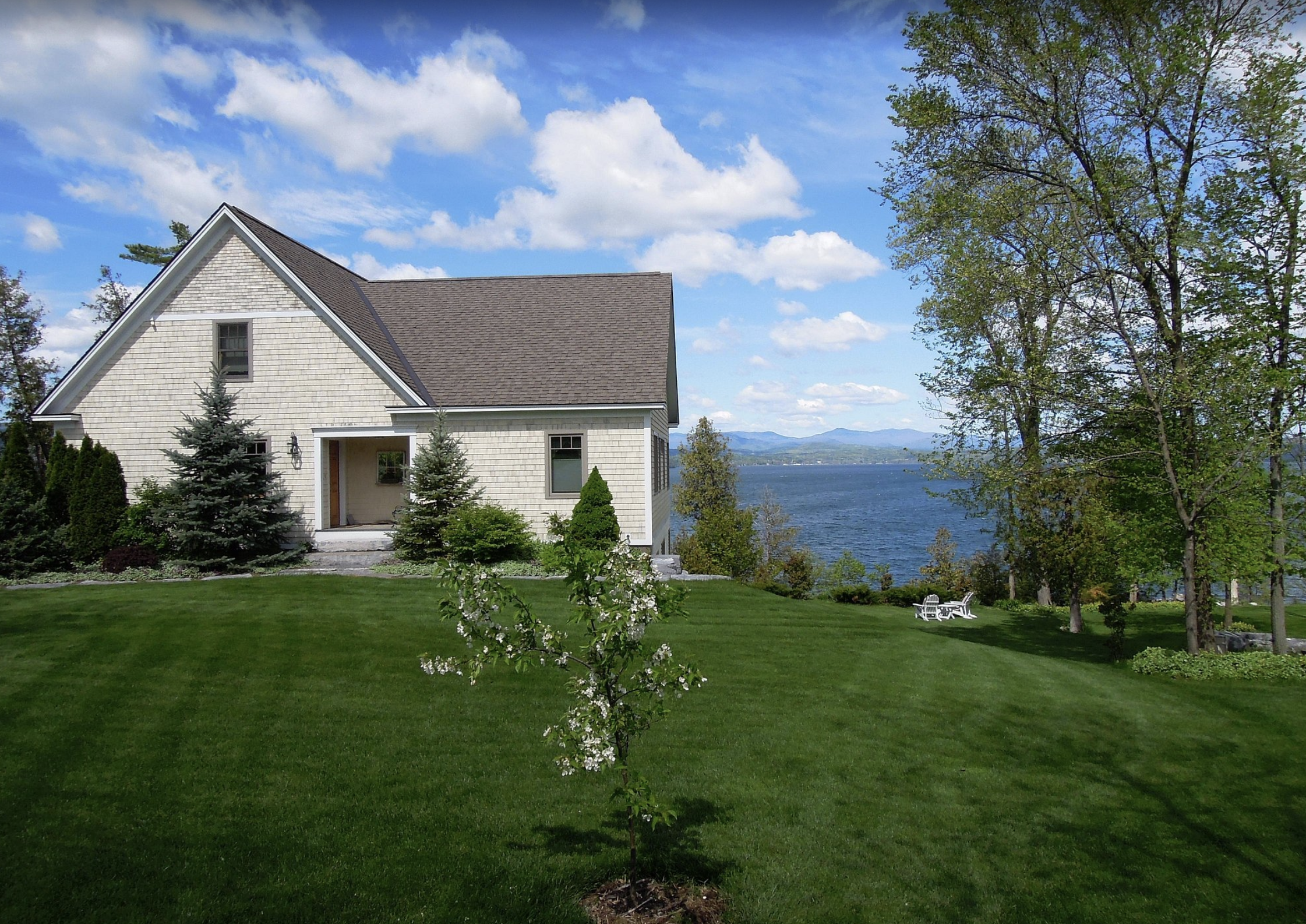 Cozy lakeside B&B offering comfortable guest rooms, homemade breakfast, free Wi-Fi, and scenic views. Guests enjoy easy access to Button Bay State Park, boating, hiking, and relaxing in a peaceful, welcoming setting.