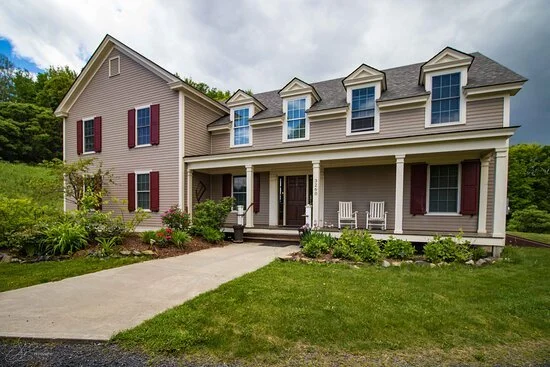 Historic Vermont inn in a maple grove cozy rooms featuring private baths and free Wi‑Fi. enjoy complimentary breakfast, scenic views of Lake Champlain, outdoor spaces, and easy access to local dining, hiking, biking, and seasonal attractions.