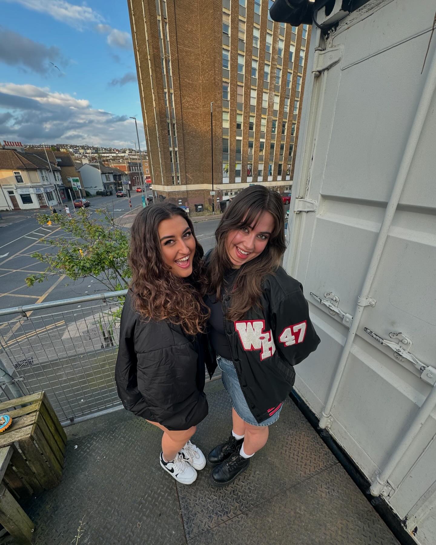 ON AIR NOW: M Files Live w/ @madeleineevejoness and @sophsherard 🌺 🔊 Bringing you RnB &lsquo;TIL 8PM ft. Tracks from @peachbops @sashakeable &amp; @flolikethis 🔒 Keep it locked at 105.5FM - http://platformb.org.uk - DAB 🔒