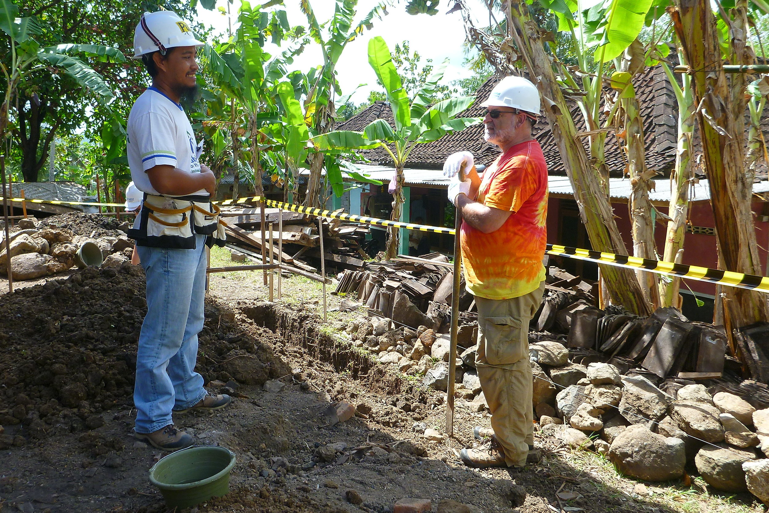 Jim and Puju discuss the finer points of foundation digging.