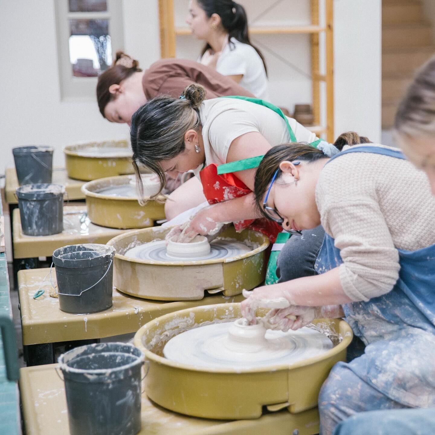 You don&rsquo;t have to wait for the weekend to try something new! Join us for some Friday fun where we offer both morning and evening wheel-throwing classes! Sign up on our website: www.costamesaceramics.com

#costamesa #costamesaceramics #ceramicst