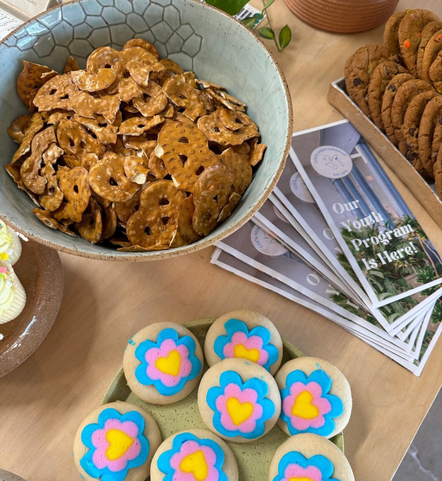 Thank you to everyone and little one who attended our Open House 🚀 We had so much fun showing off our studio expansion, playing with clay, and eating up treats and sweets along the way! Our youth program has officially launched and classes are up on