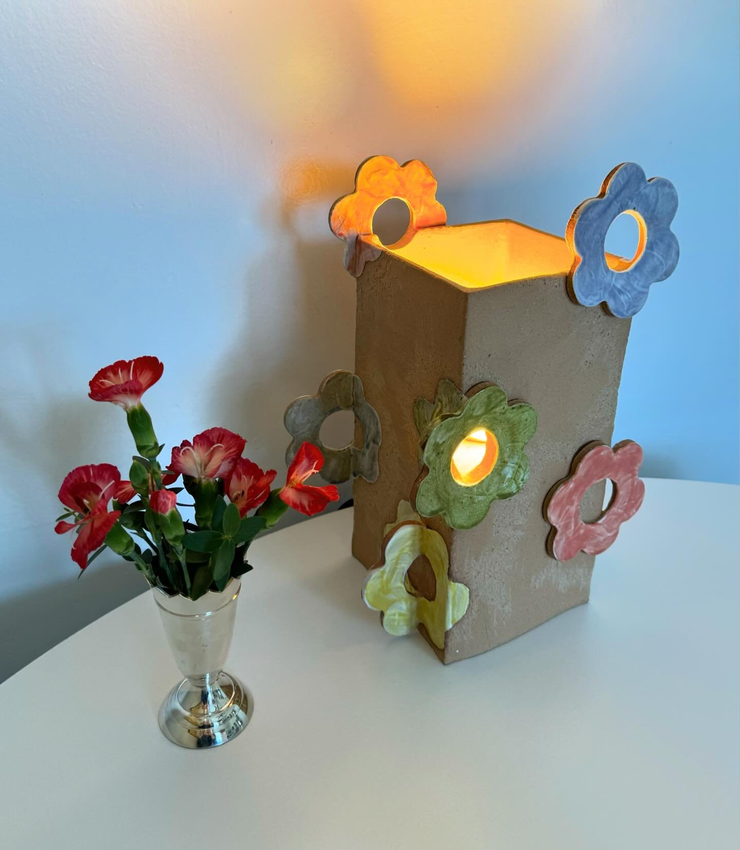 Brighten your day by signing up for our Hand-Building Lamp Workshop from 5/21-6/4 🤍 Make yourself a custom, one-of-a-kind accent lamp for your space and learn valuable hand-building techniques along the way! 

Sign up here 👉 https://www.costamesace
