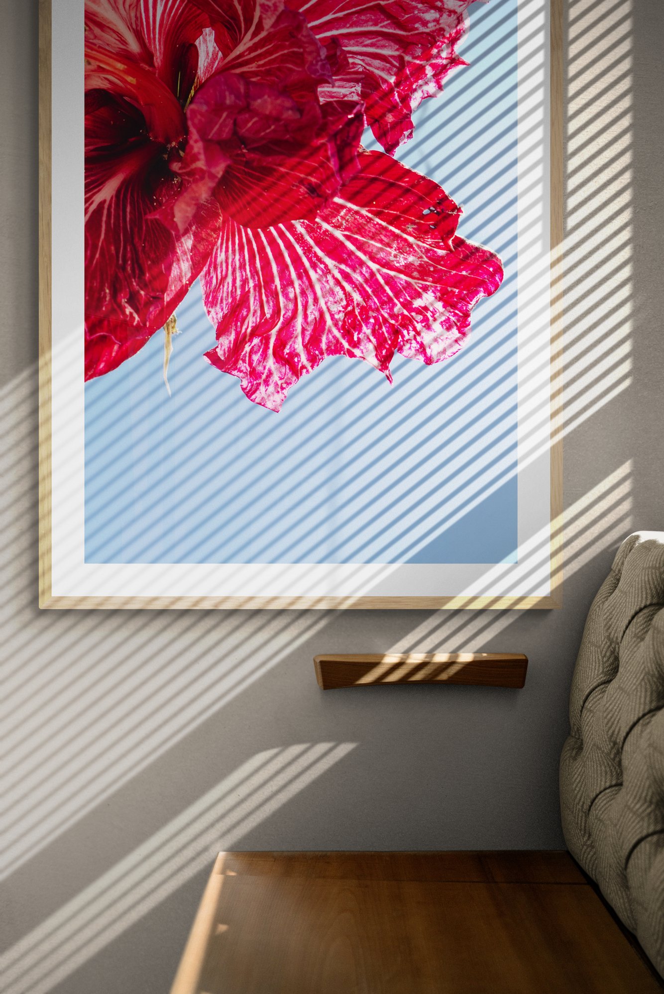 Seat_next_to_wall_illuminated_in_natural_light.jpg