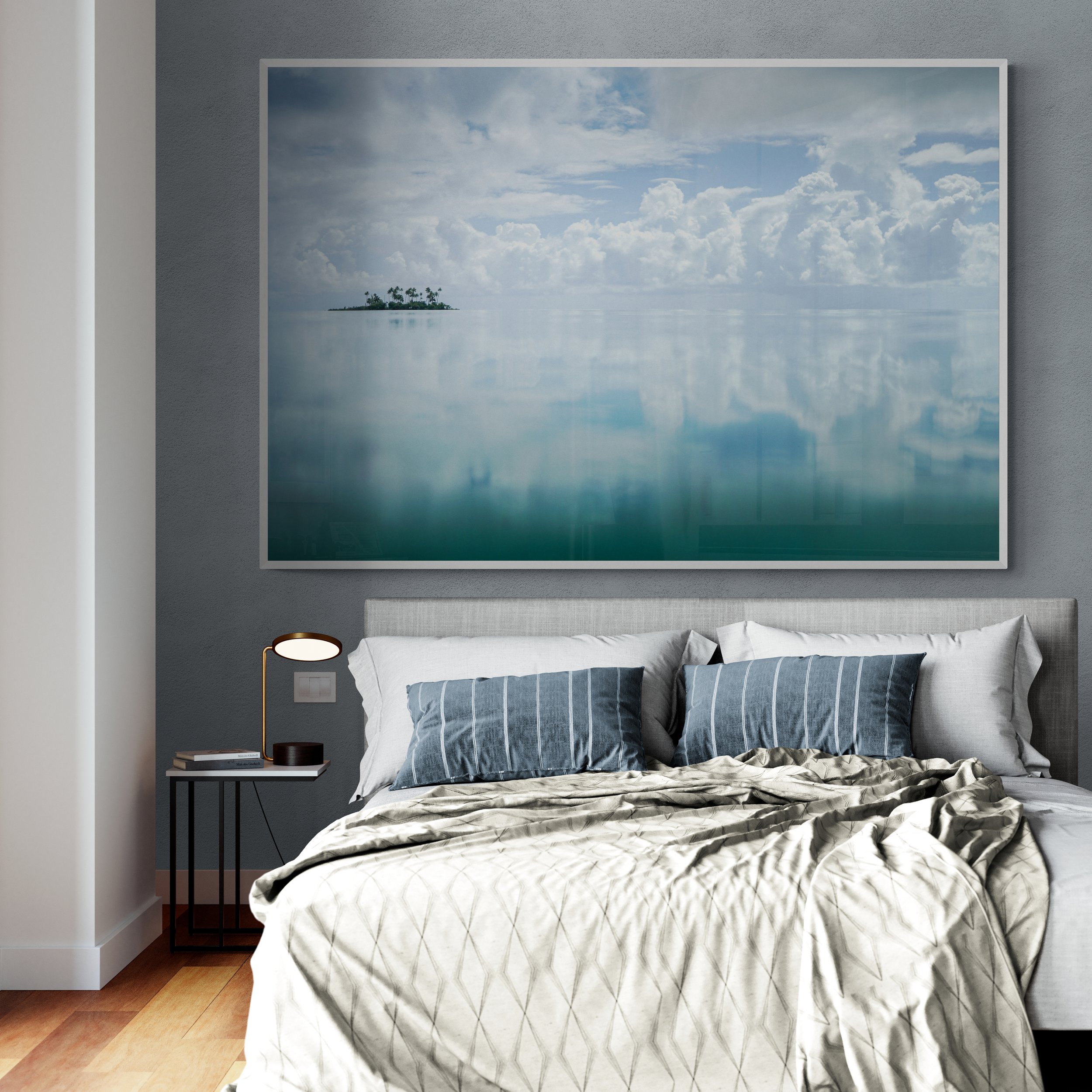 Modern_bedroom_with_side_table.jpg