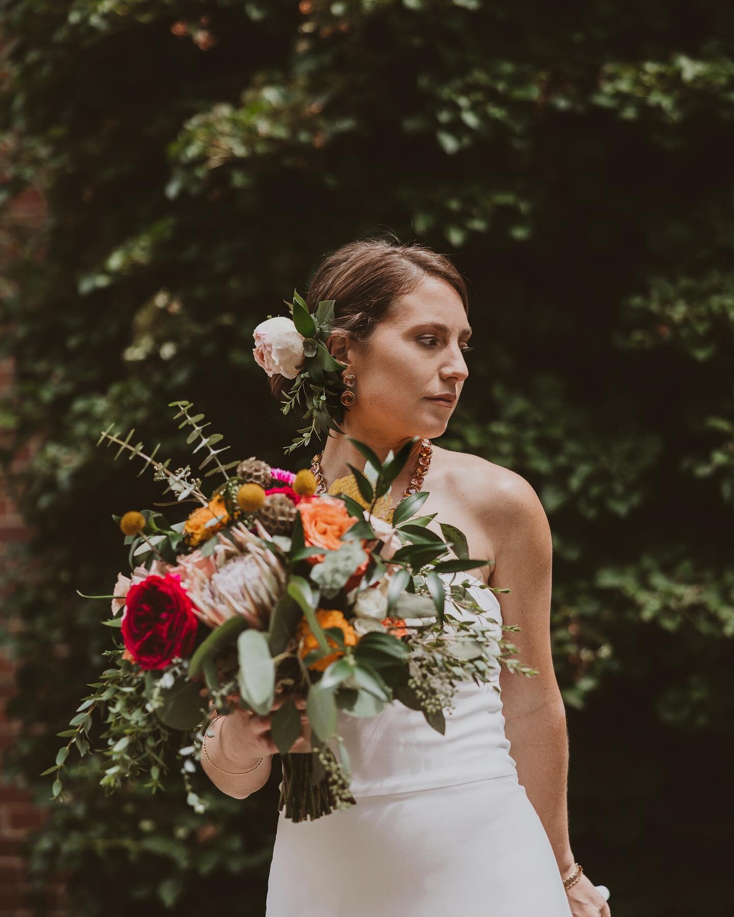 A pop of tropical, a couple in love, and Nicole&rsquo;s magnificent cape. No better way to start a Tuesday.

Photographer: @hotmetalstudio 

#greensinner #pghflorist #pittsburghflorist #wesanderson #wedding #pghwedding #pittsburghwedding #floraldesig