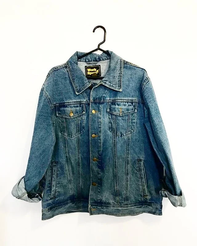 Another Fav from our shop is this oversized denim beauty! 🌹Check it out! (www.blackballoon70.com)

#shopsmallbusiness #blackballoon70 #denimjacket #nyc #brooklyn #goodvibes #fashion #style #coolkids