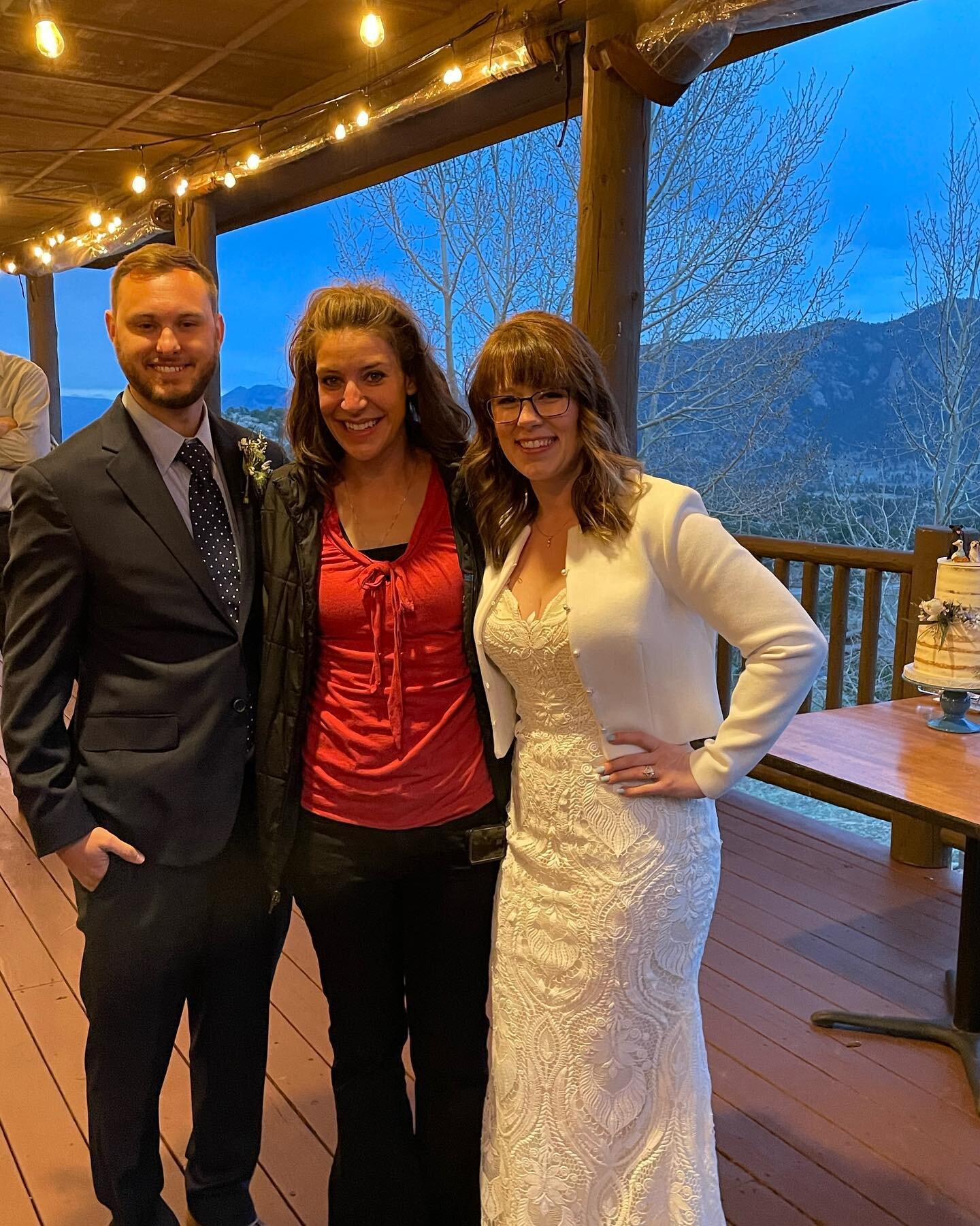 This bride was so sweet and we got to build such a fun relationship during her planning process - she wanted a photo with me! ❤️❤️🥰