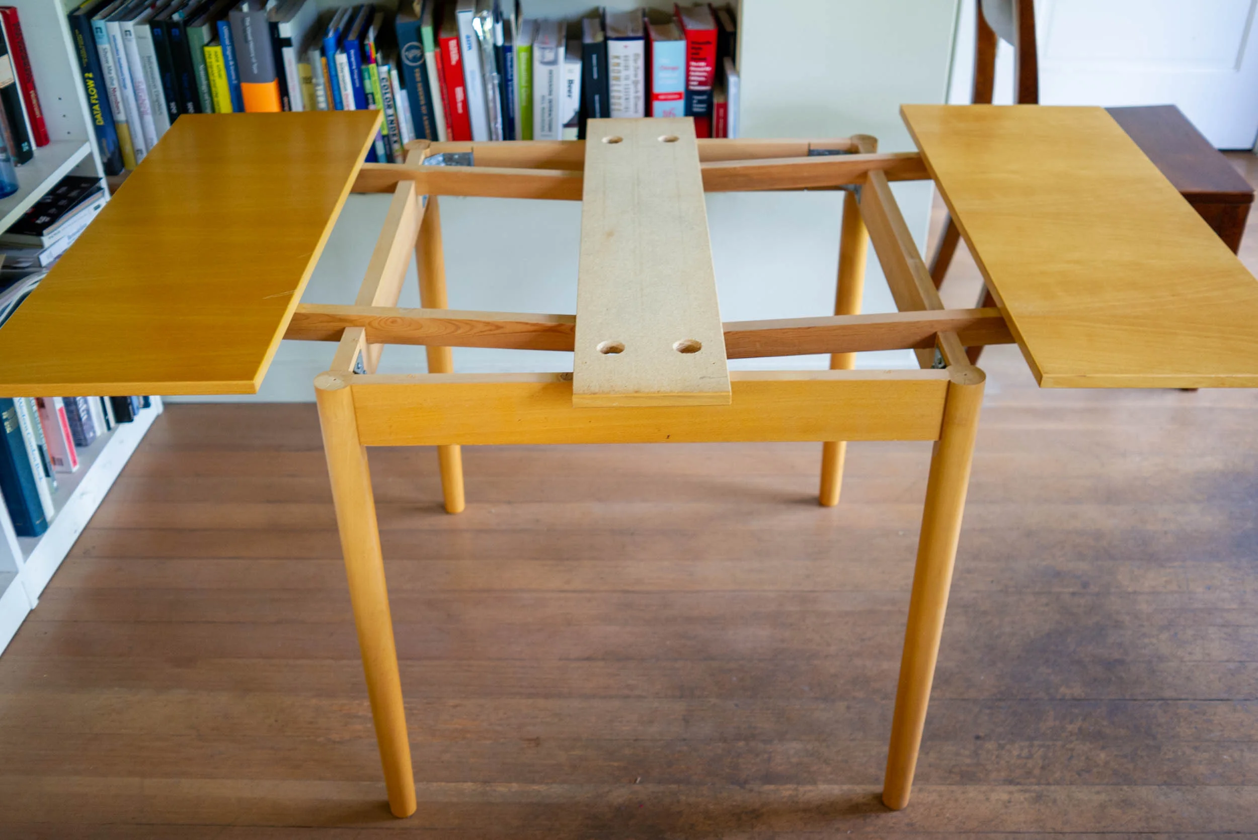Table Assembly, substructure, leaves opened (top removed). Click to enlarge.