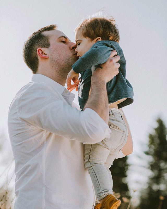 Happy Father&rsquo;s Day to all the dedicated dads out there, and to all the dads who let me photograph them and their kiddos over the years ✌🏼 💕#midwestweddingphotographer #midwestfamilyphotographer #illinoisweddingphotographer  #greatlakesillinoi