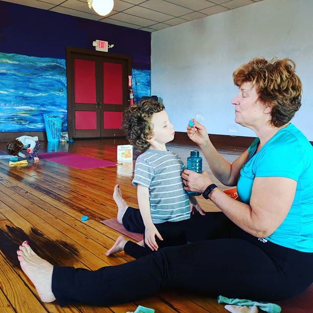 #playtimeyoga #toddleryoga #everyonelovesbubbles #breathawareness #openwayyoga