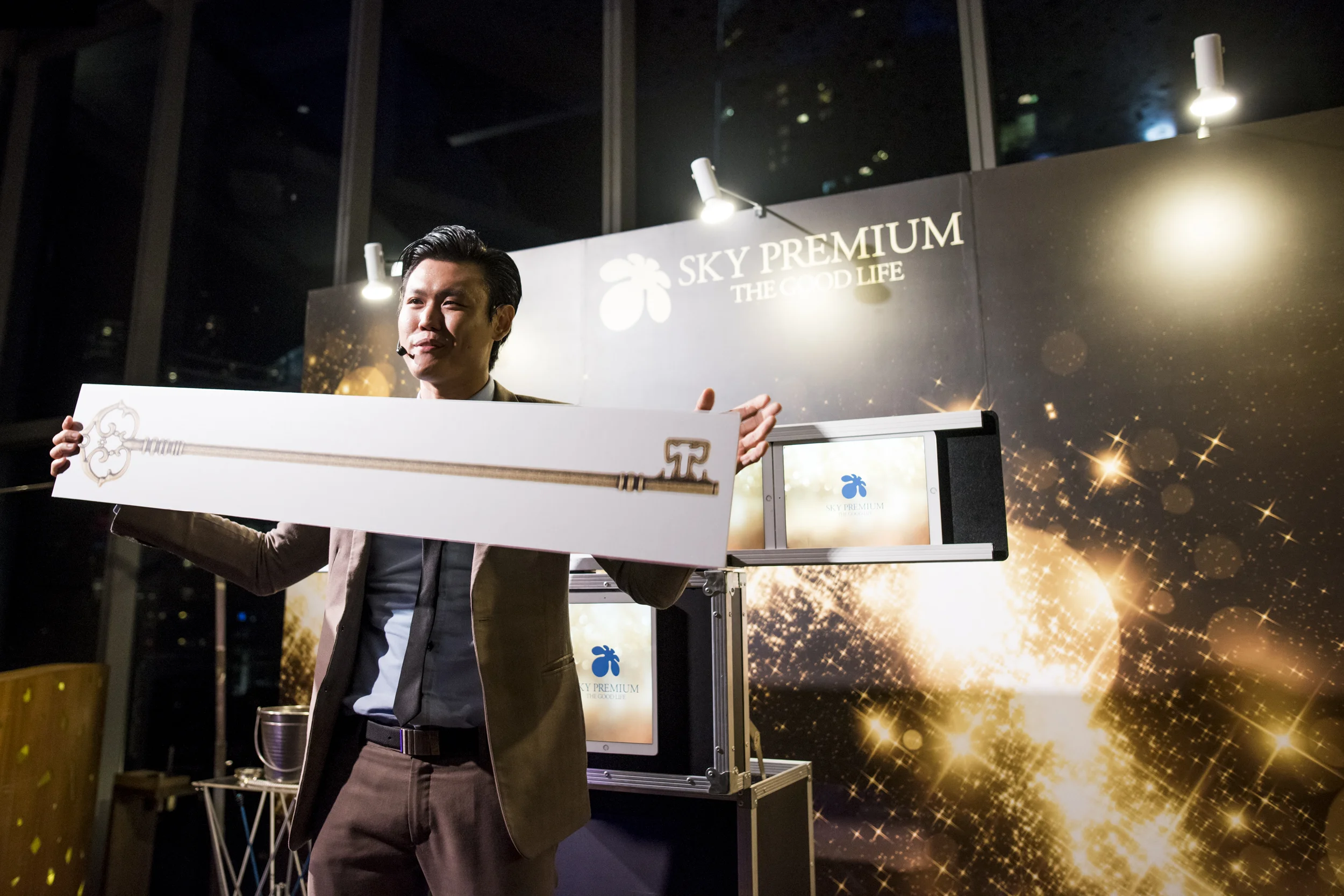 Customized iPad Magic Showcase: Sky Premium