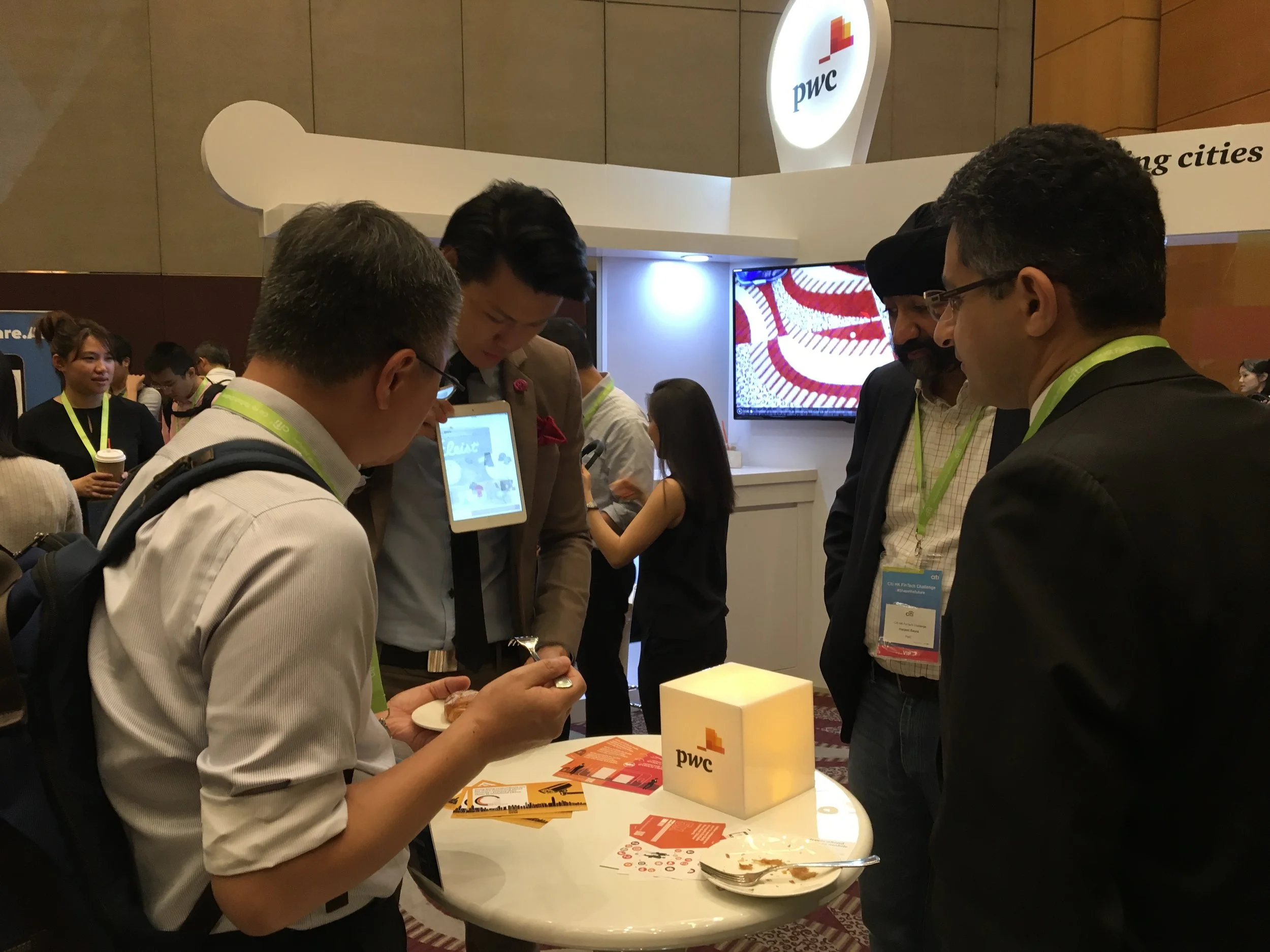 iPad Magician Wows Crowd in Hong Kong Fintech Event