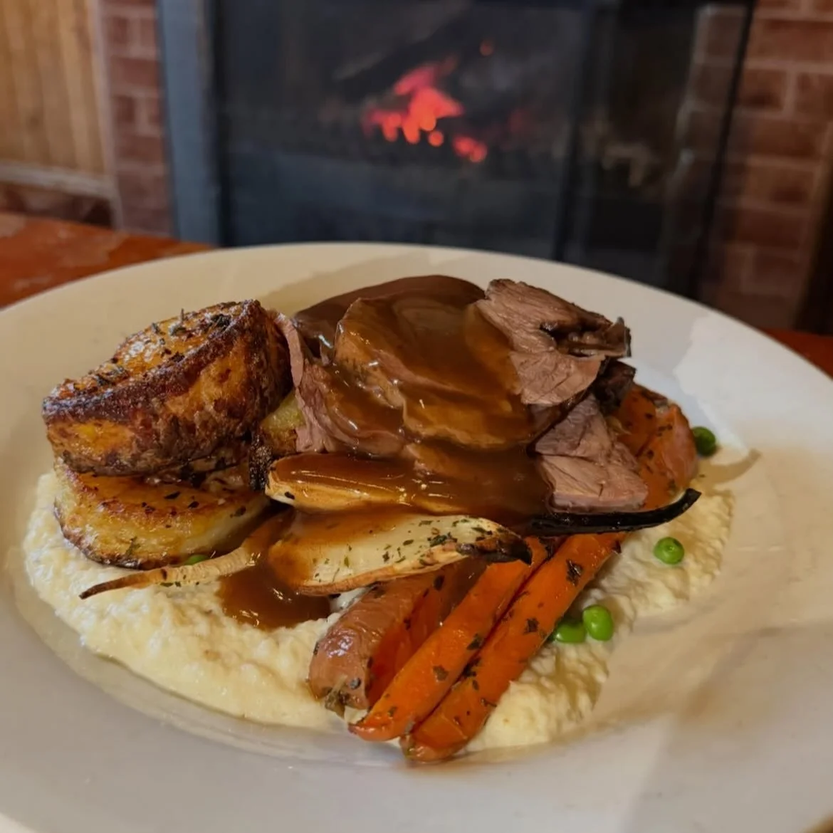 A visit from the experts @sundayroastsofmelbourne has officially put our roast on the map ❤️ 

Slinging chicken roasts today. Grab a Guinness, grab a spot by the fire and settle in for a long weekend at our cosy corner pub 

+
$20 jugs of Stomping Gr