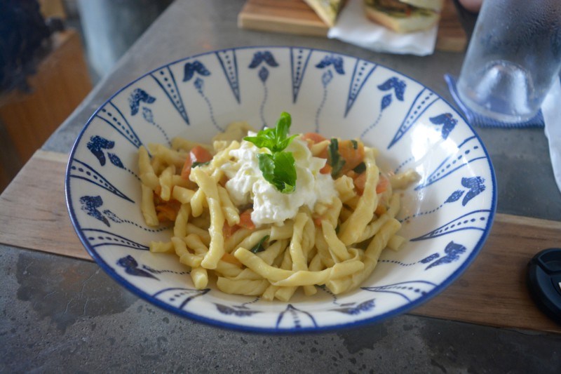 En deze pasta van mij was hemels; perfect al dente, zachte mozzarella, verse tomaat en basilicum. Dit kostte €5,67. And this pasta mine was heavenly; perfectly al dente, soft mozzarella, fresh tomato and basil. This cost € 5.67.