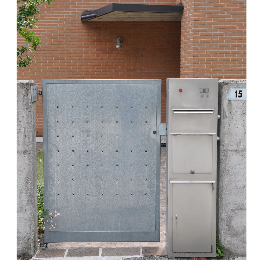 Dettaglio portoncino d'ingresso della casa unifamiliare di Cogollo del Cengio