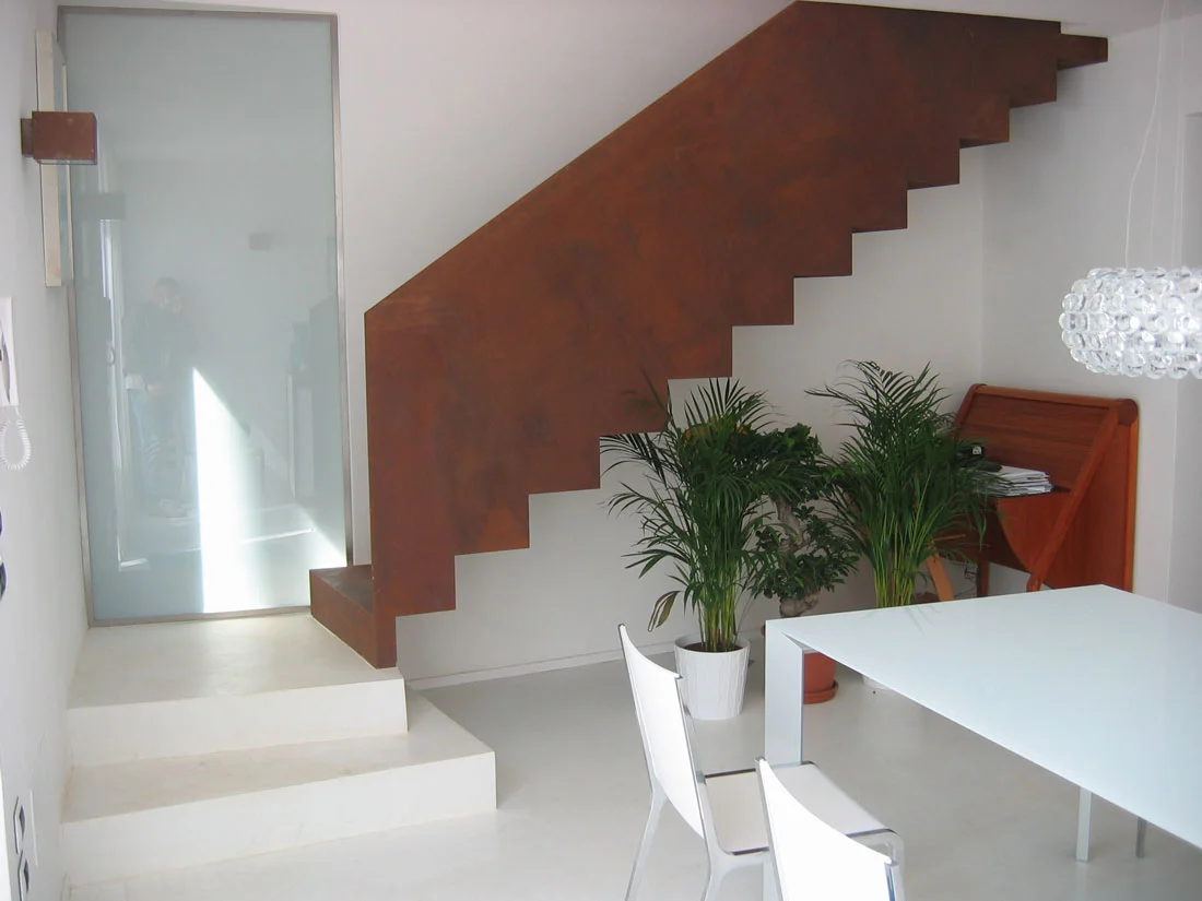 Scala in acciaio Corten in pezzo unico con parapetto