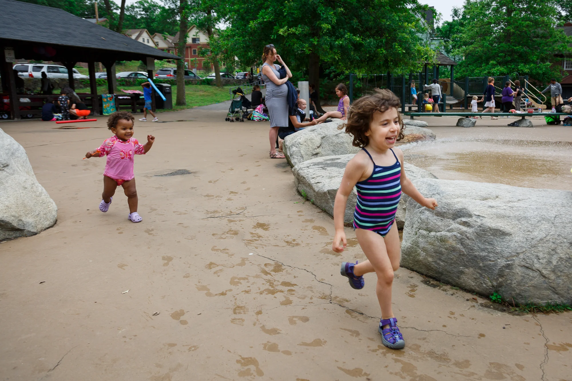 That little girl was trying to keep up with Chelsea for a little while. I think she was impressed by Chelsea's quick moves. 