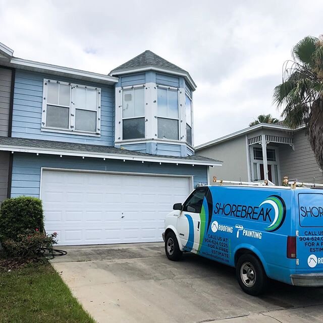 Happy Friday!! We are all wrapped up on the exterior of this home just in time for the weekend! Swipe to see the finished product✨  Do you want to give your home a facelift? Contact our office @ 904-624-0225 for a free estimate!! Have a happy weekend