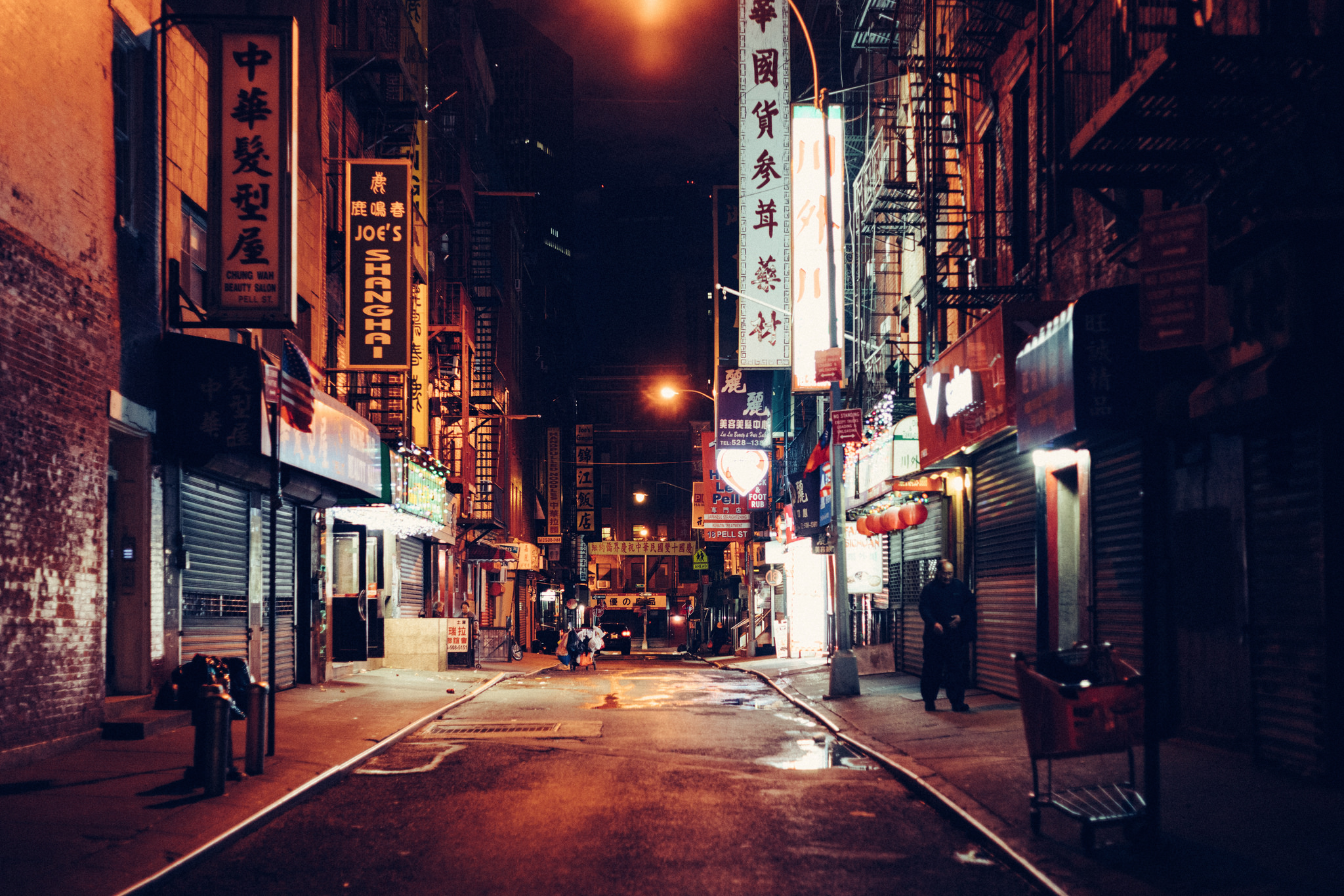 Sony A7Rii + Voigtlander SUPER WIDE-HELIAR 15mm F4.5 III - ISO 3200 1/100 - Chinatown streets at night are always interesting to me. You can feel the whole scene with the 15mm!