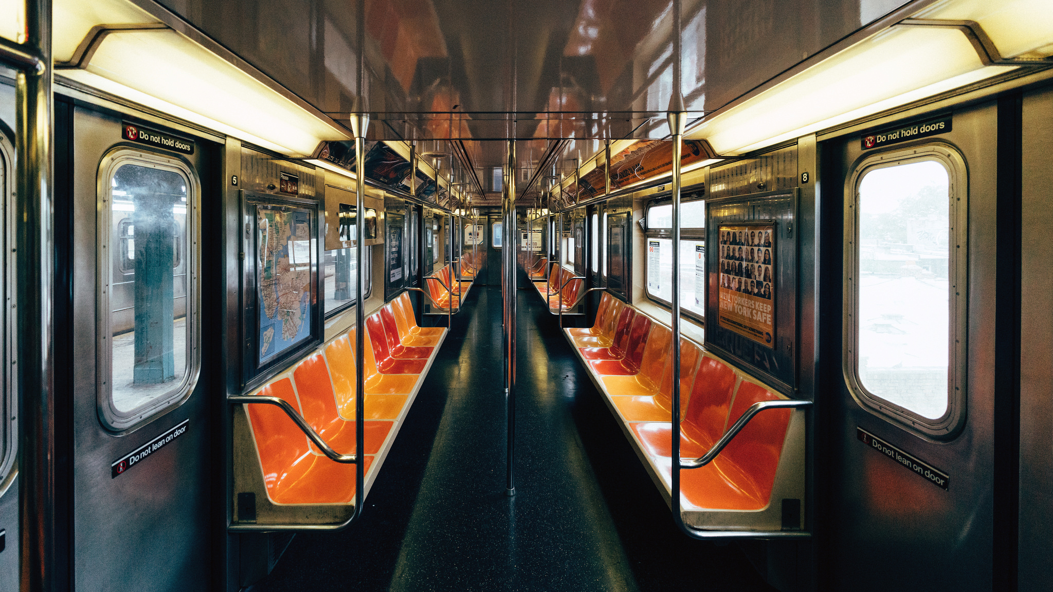 Sony A7Rii + Voigtlander SUPER WIDE-HELIAR 15mm F4.5 III - ISO 3200 1/500 - A rare find, a completely empty NYC subway car!