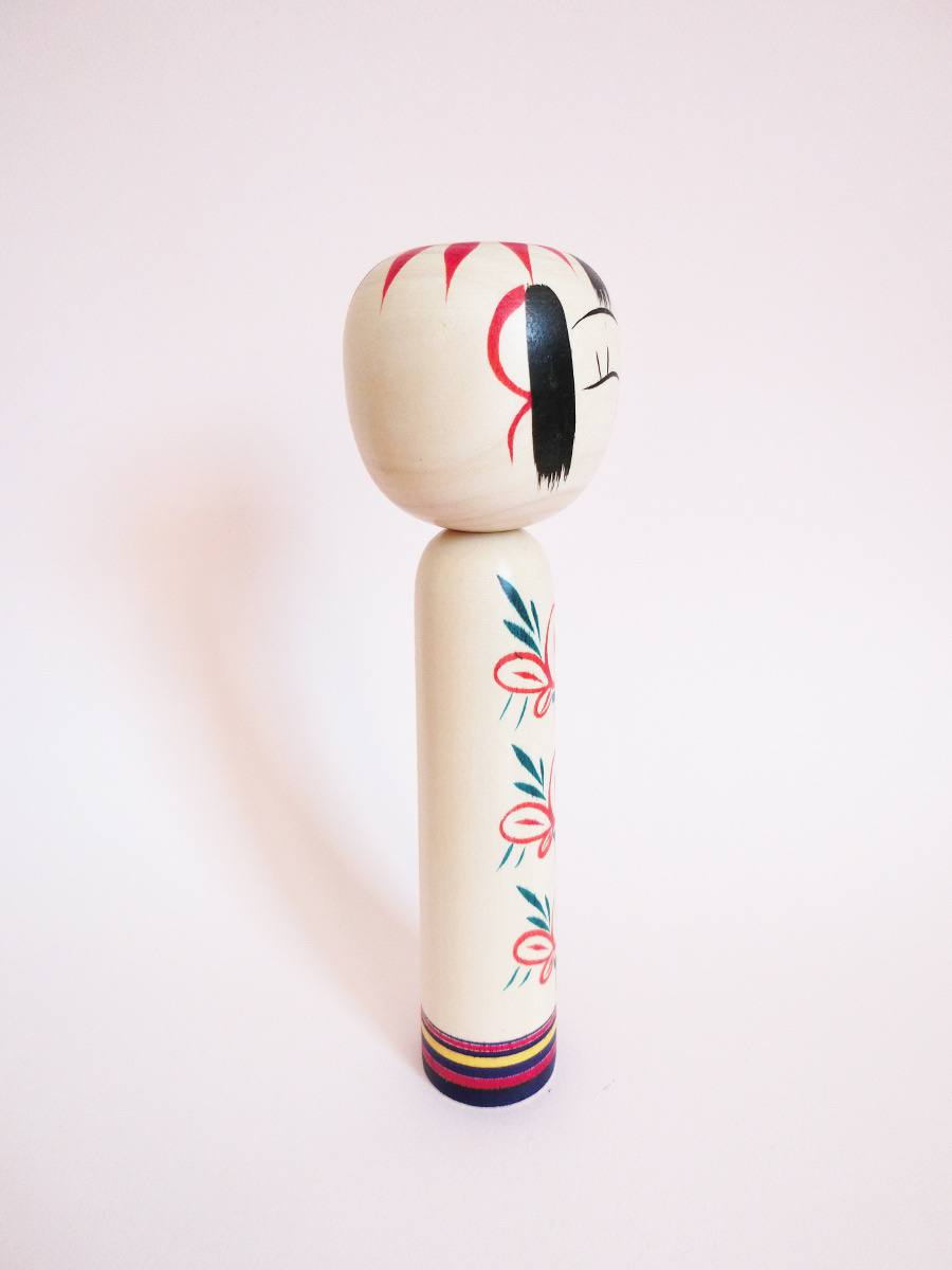 Closed eyes kokeshi doll by Kanou Hiroshi