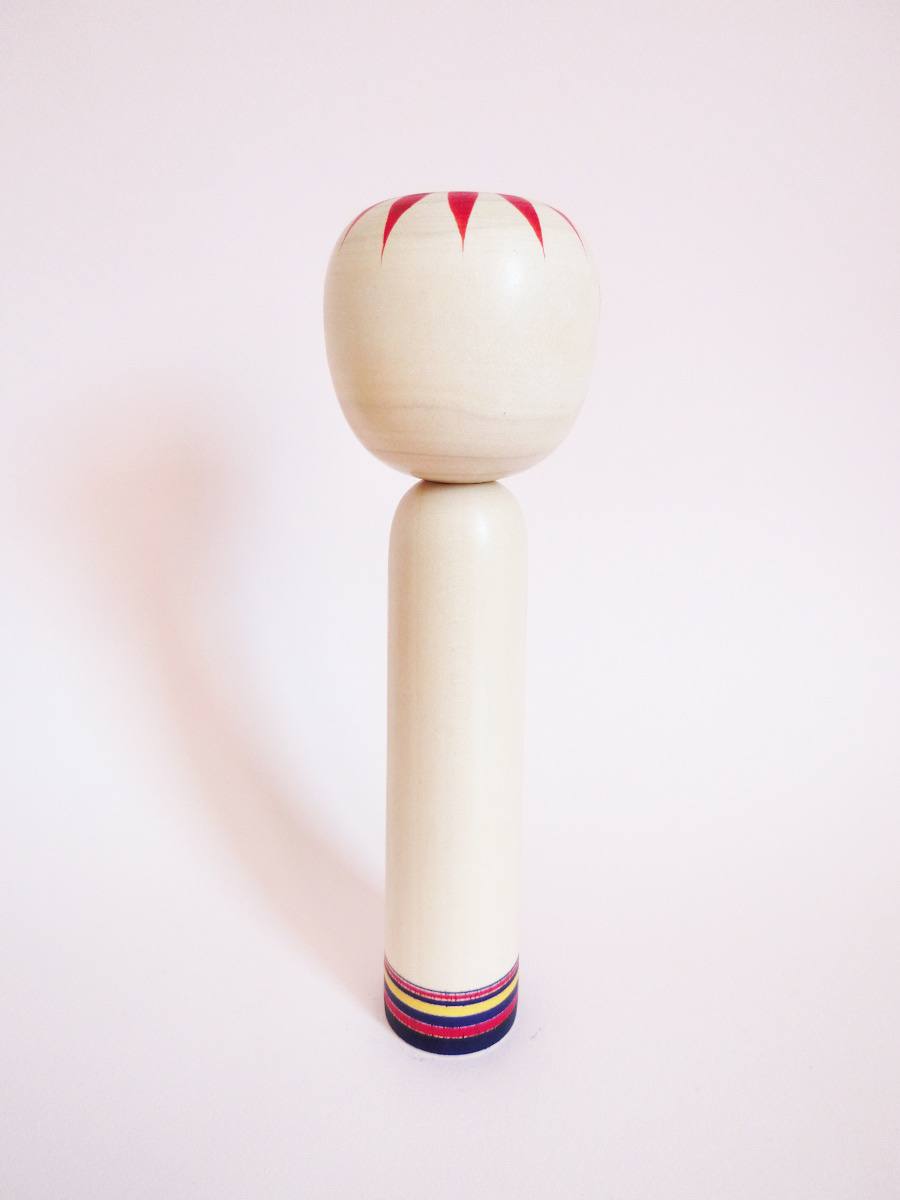 Closed eyes kokeshi doll by Kanou Hiroshi