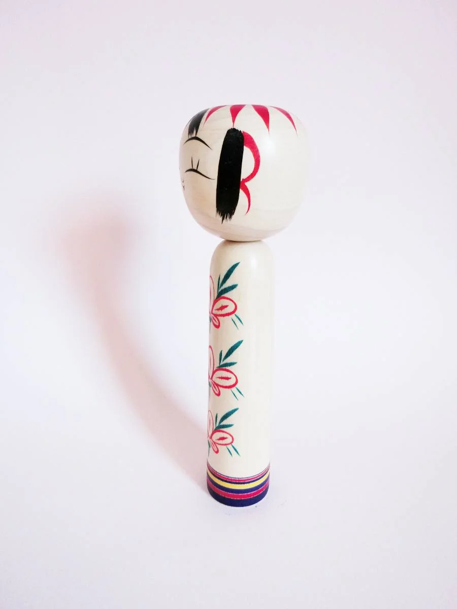 Closed eyes kokeshi doll by Kanou Hiroshi