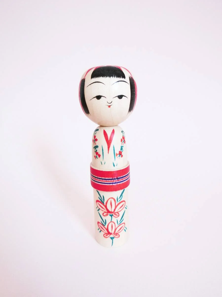 Red obi kokeshi girl by craftsman Kanou Hiroshi