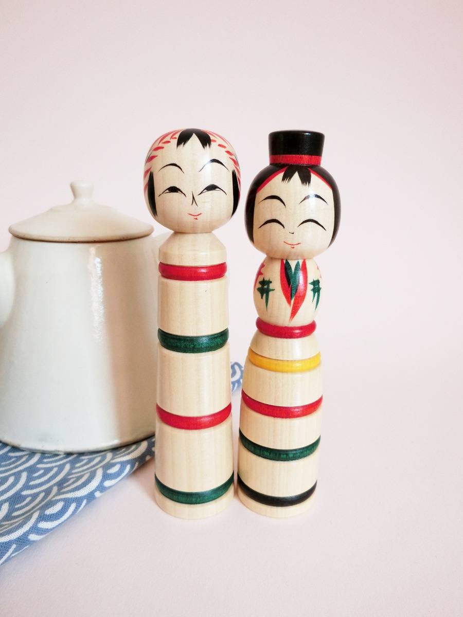 Striped kokeshi dolls couple by Hayasaka Masahiro