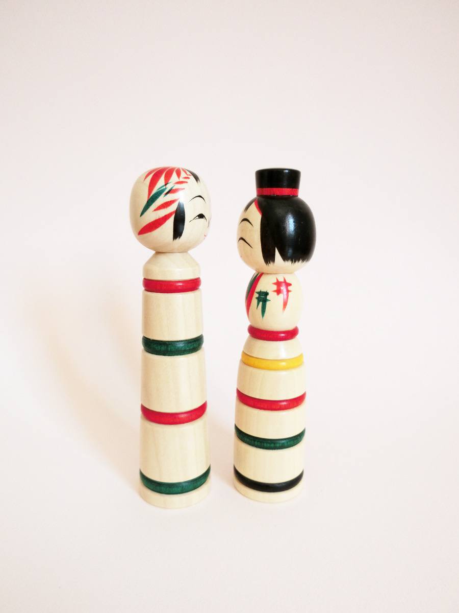 Striped kokeshi dolls couple by Hayasaka Masahiro
