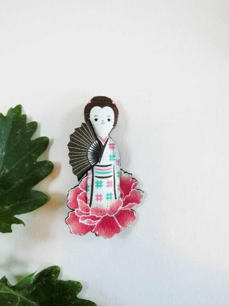 Kimono girl brooch with Japanese fan