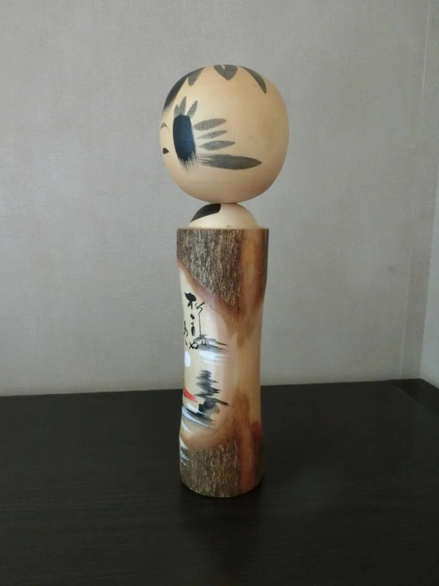 Poupée kokeshi de Matsushima, avec écorce
