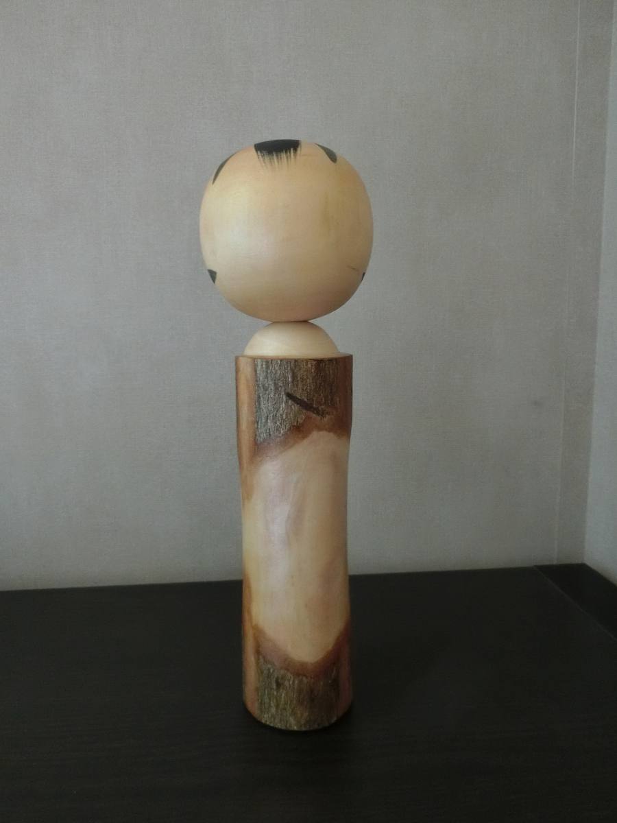 Poupée kokeshi de Matsushima, avec écorce